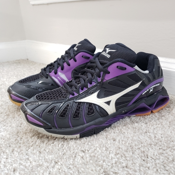 black and purple mizuno volleyball shoes